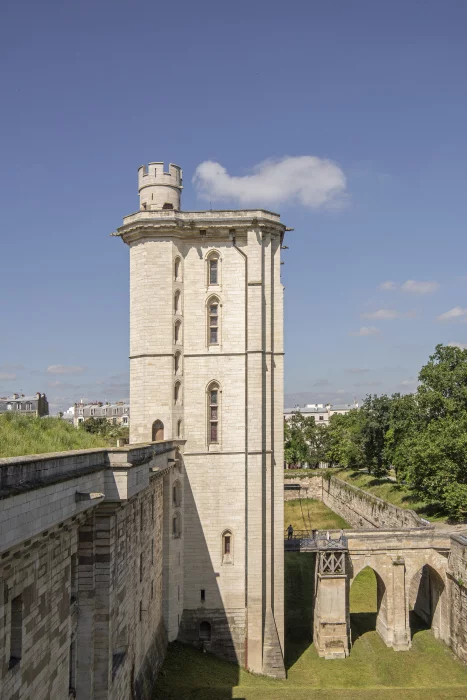 A Tour du Village, na avenida de Paris, e os fossos do Castelo de Vincennes