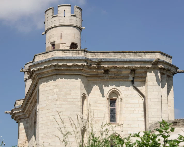Topo da torre intitulada "Tour du village"