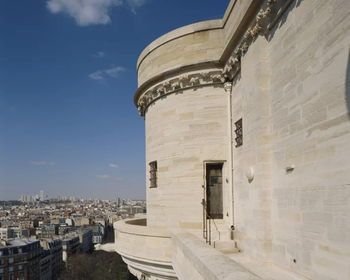 Passeio de parapeito no quinto nível
